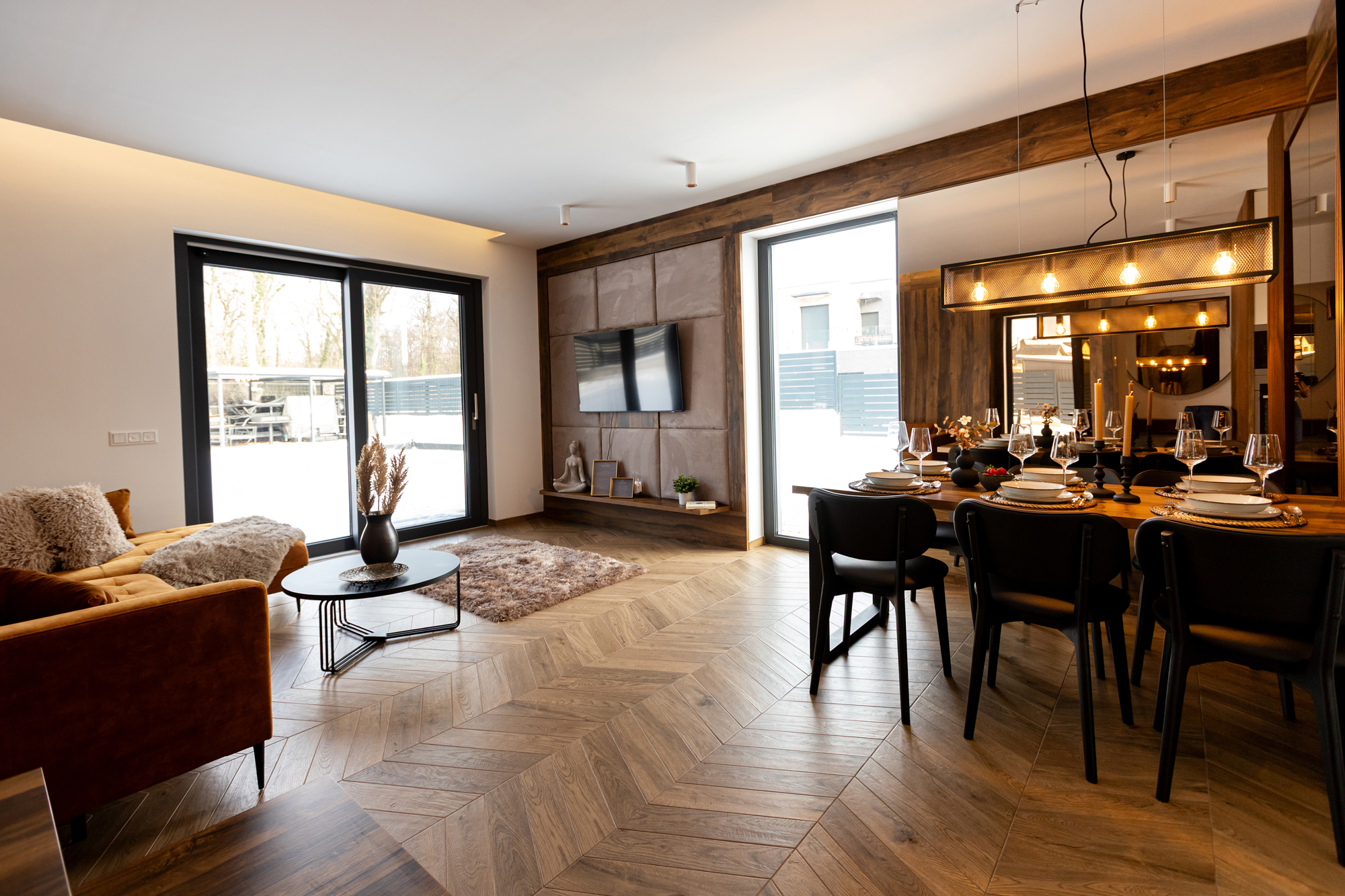 Villa Porta Verde III open-plan living and dining area with orange sofa